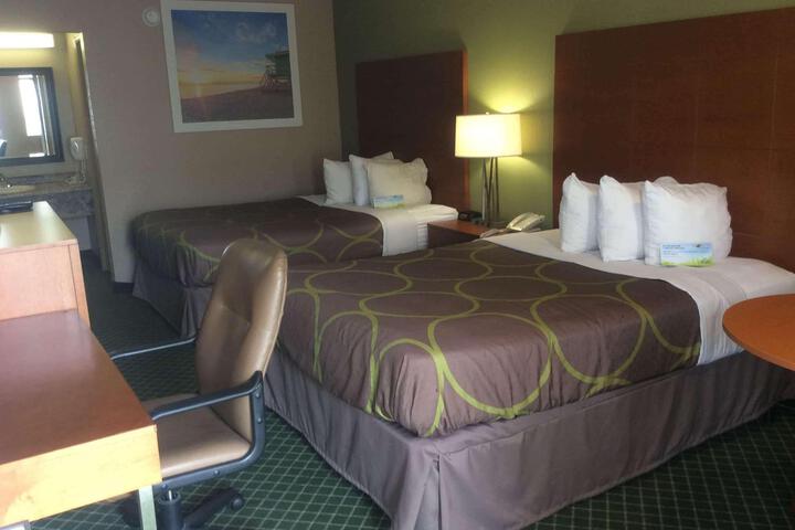 2 Queen Beds (3 of 4)