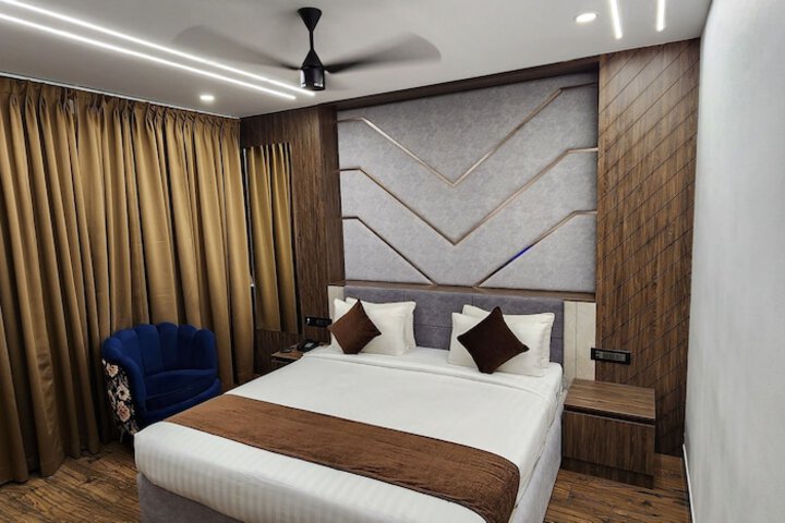 Room 33 of 76