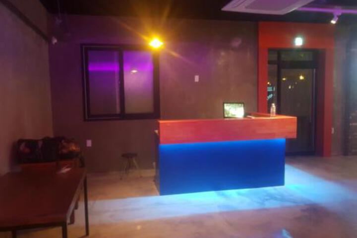 Lounge 8 of 53