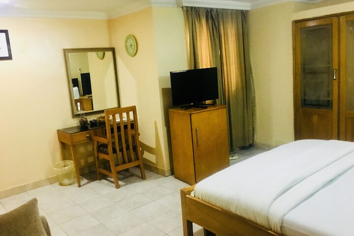 Room 16 of 34