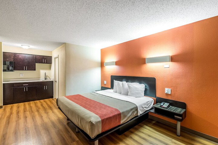 1 King Bed (8 of 14)