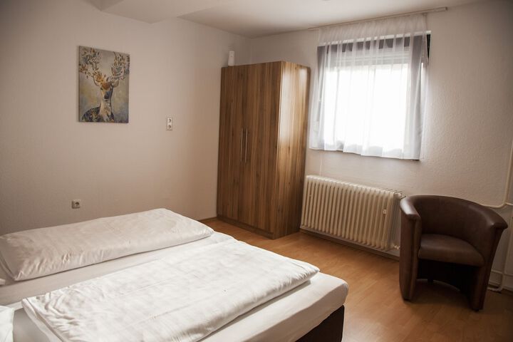 Room 2 of 76