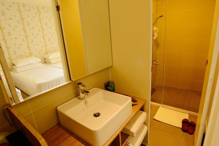 Room 2 of 60