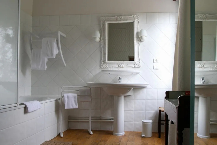 Room 4 of 10