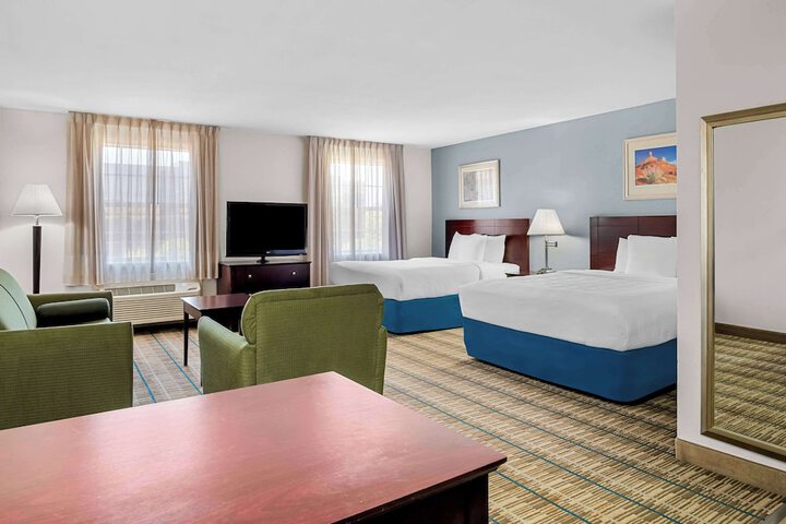 1 Queen Bed Efficiency Suite (21 of 24)