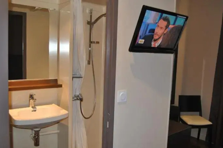 Room 4 of 9