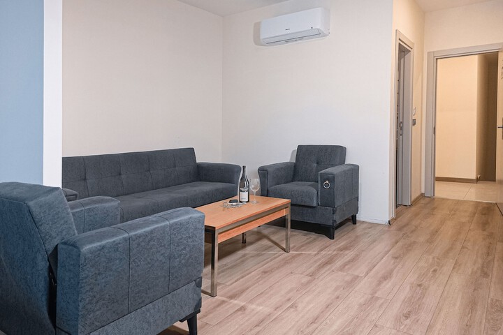 Room 6 of 28