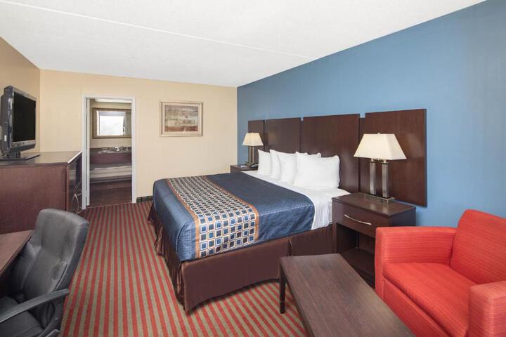 1 King Bed (7 of 8)