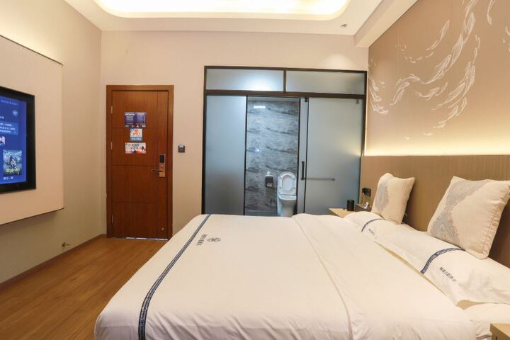 Luliang Jinyuan Theme Hotel