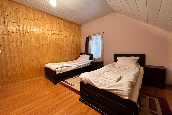 Room 11 of 32
