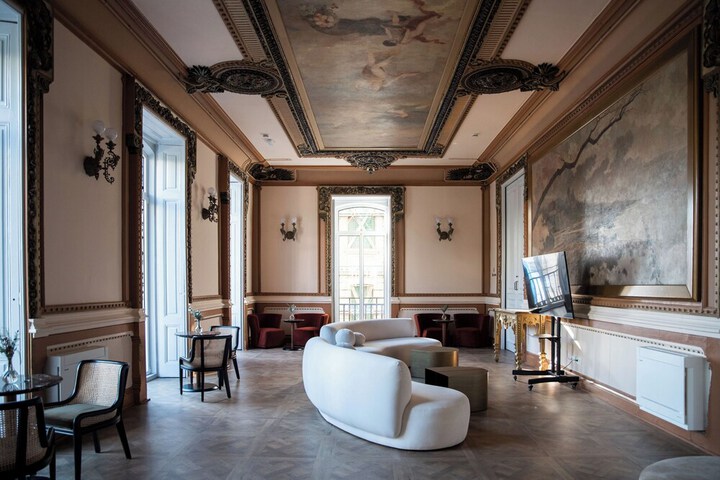 Lounge 52 of 56