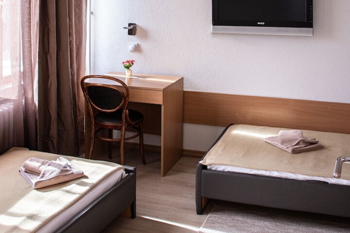 Room 4 of 96