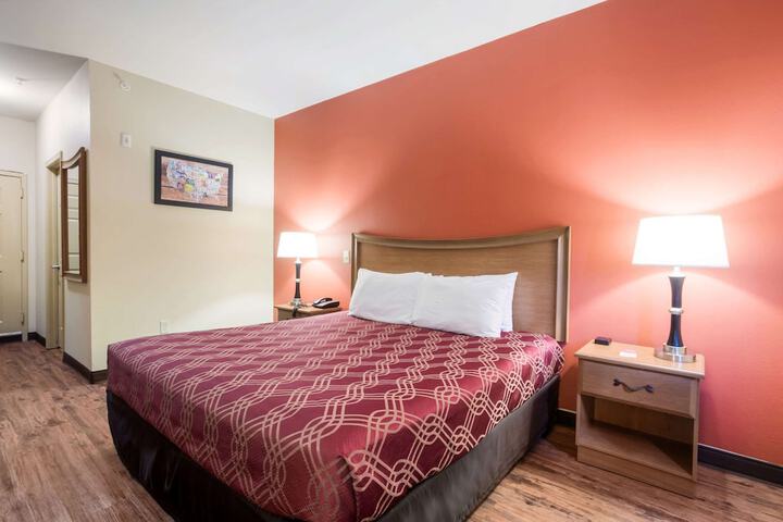 1 King Bed (2 of 14)