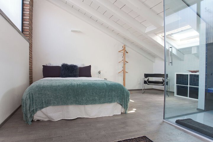 Room 16 of 60