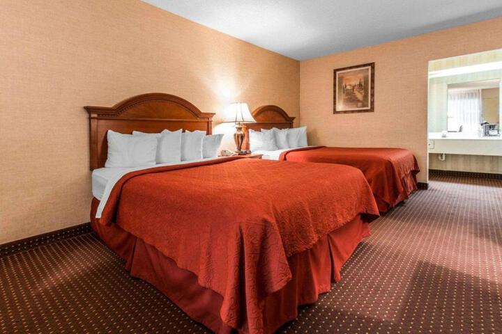 1 Queen Bed Accessible (11 of 11)