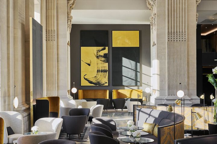Lounge 76 of 121