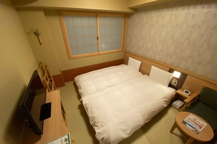 Room 21 of 102