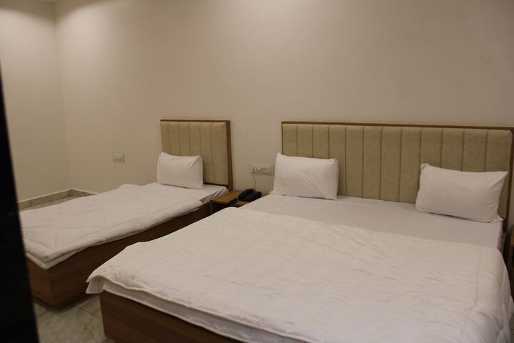 Room 7 of 16