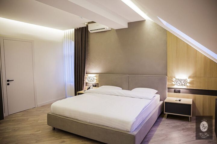 Room 4 of 40
