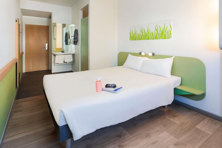 Room 4 of 52
