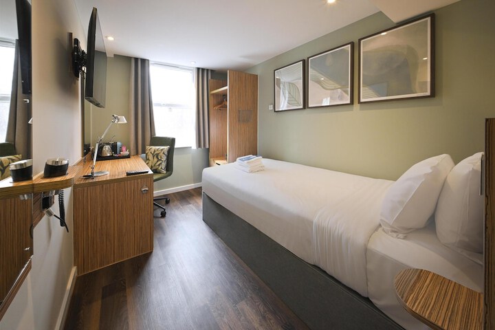 Room 17 of 39