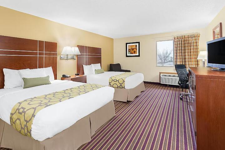 1 Queen Bed (6 of 16)