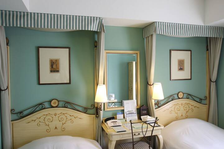 Room 7 of 43