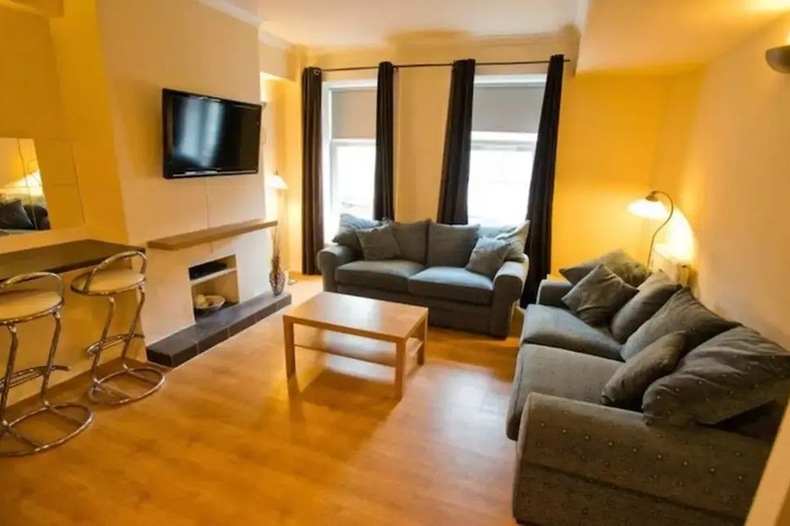 Room 4 of 8