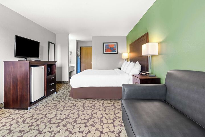 1 King Bed Microwave and Refrigerator Flat Screen Television High Speed Internet Accessible Coffee Maker Iron and Ironing Board Full Breakfast (5 of 12)