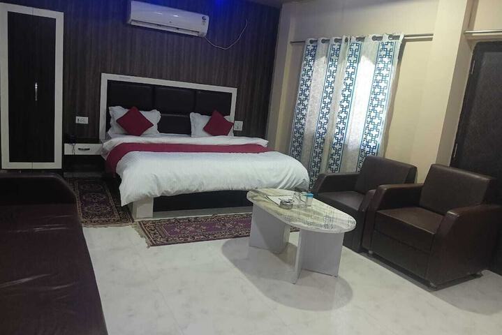Room 6 of 10