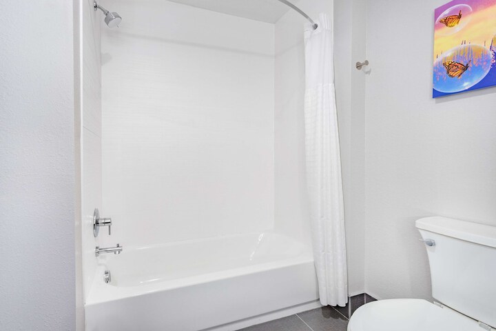 1 King Bed Mobility Accessible Bathtub with Grab Bars (14 of 18)