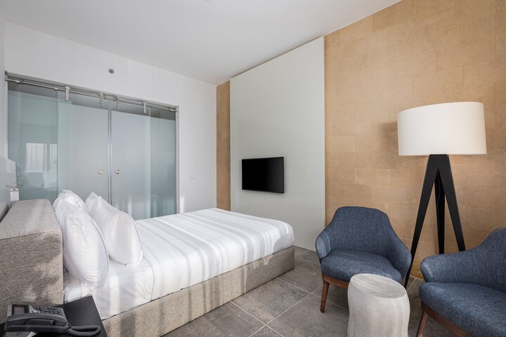 Room 45 of 136