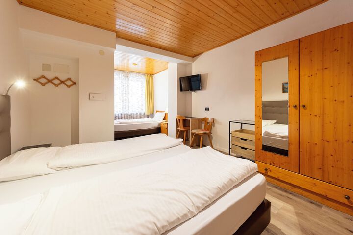 Room 12 of 25