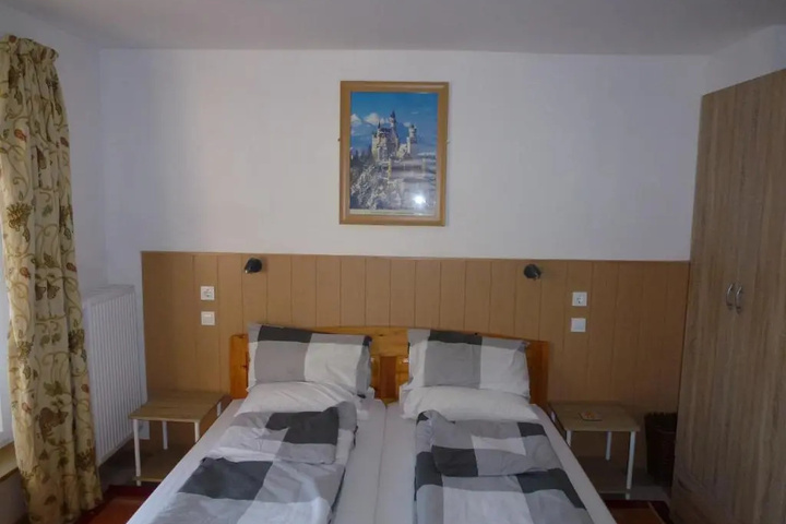 Room 5 of 12