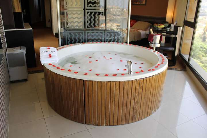 Jetted tub