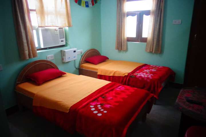 Room 4 of 32