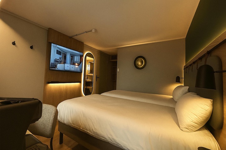 Room 9 of 50