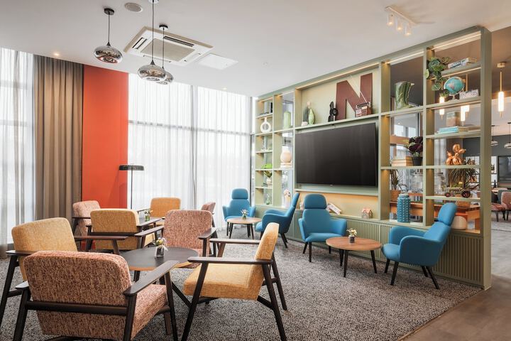 Lounge 75 of 88