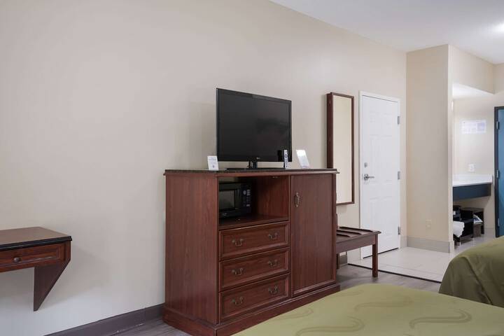 2 Queen Beds (11 of 17)