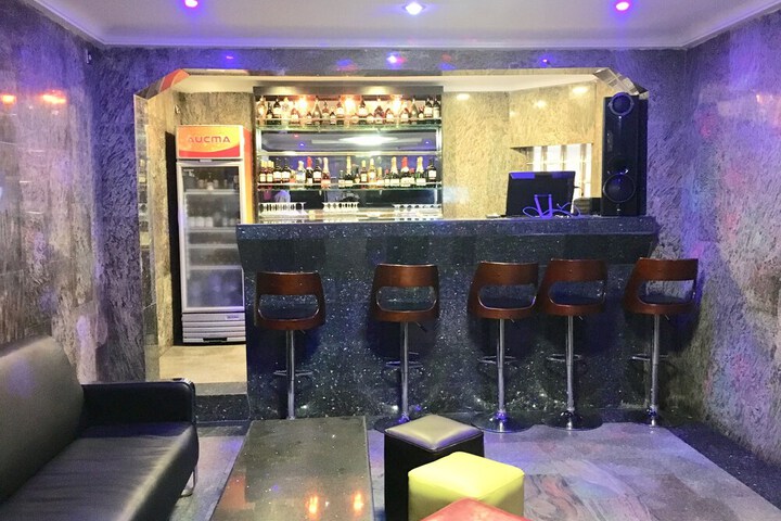 Lounge 16 of 17