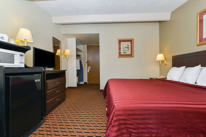 1 King Bed (2 of 14)