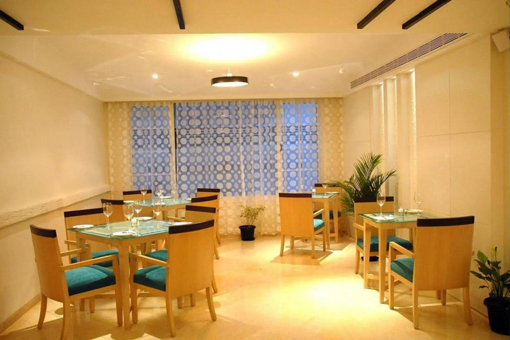 Dining 10 of 12