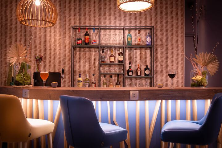Lounge 62 of 67