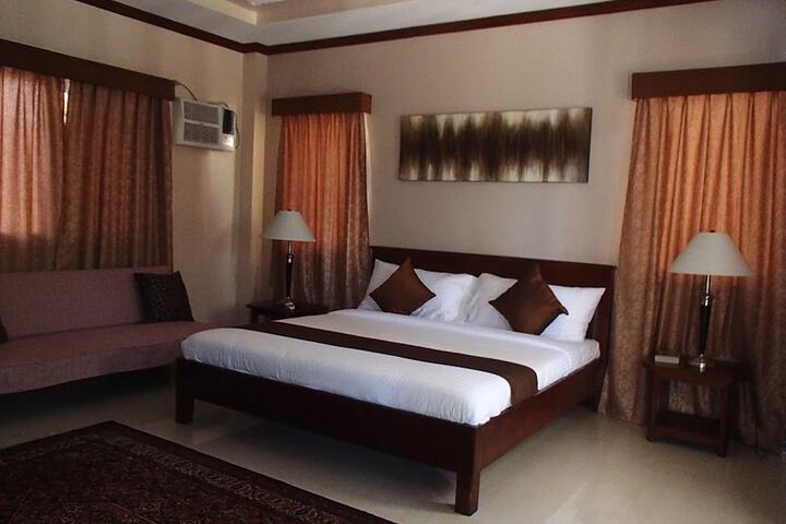 Room 10 of 32