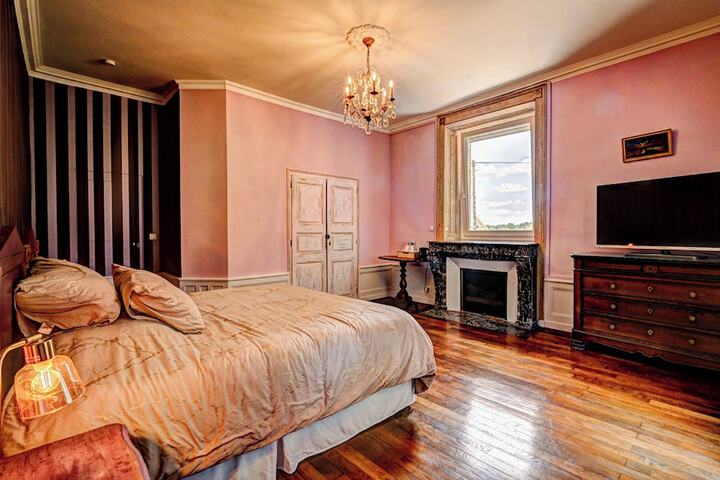 Room 4 of 52