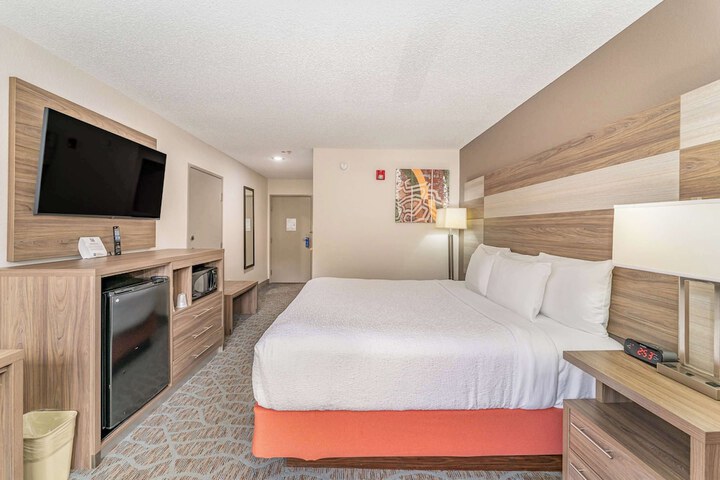 1 King Accessible Comm Assist Bathtub Microwave, Refrigerator WiFi Full Breakfast (12 of 20)