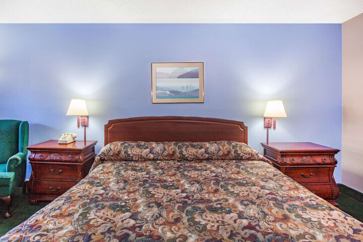 1 King Bed (4 of 9)