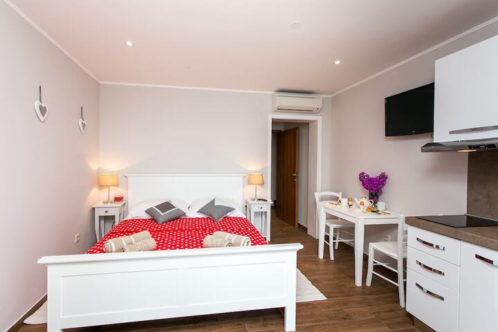 Room 4 of 98