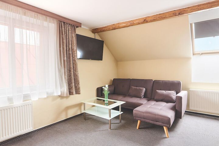 Room 5 of 77
