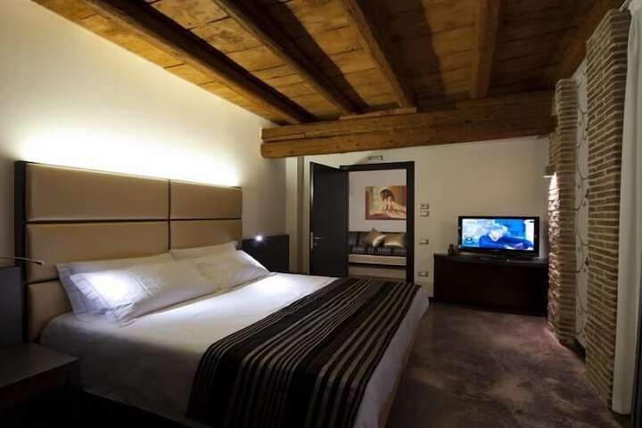 Room 14 of 34